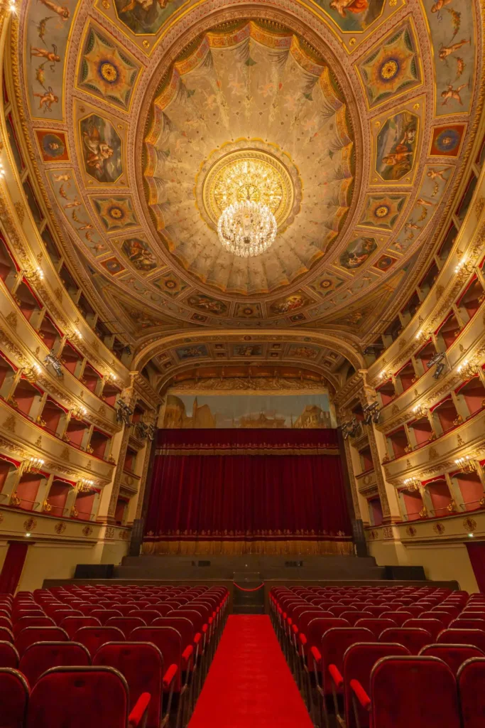 Italian-style condominio theatres